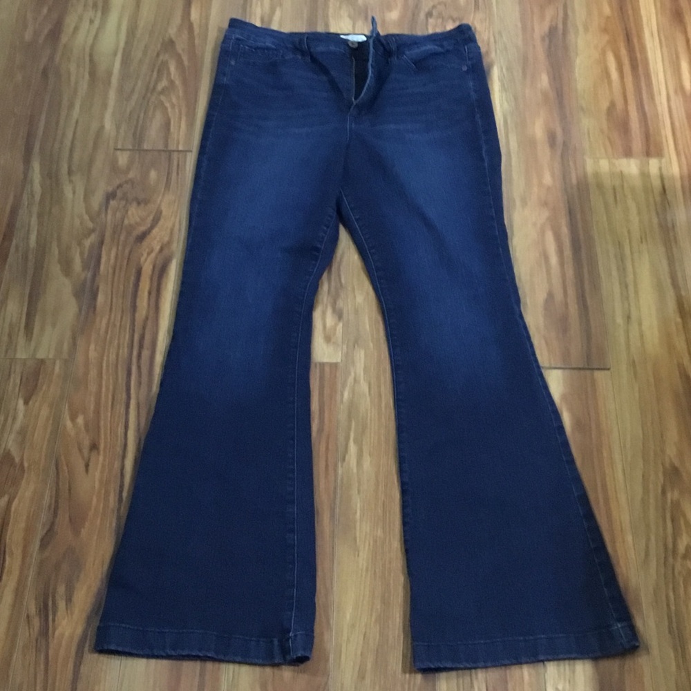 Sofia Dark Wash Women's Flared Jeans by Sofia Vergara, size 14.